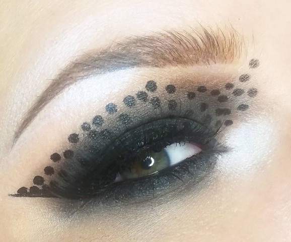 Would You Experiment With Polka Dot Eye Makeup? | BEAUTY