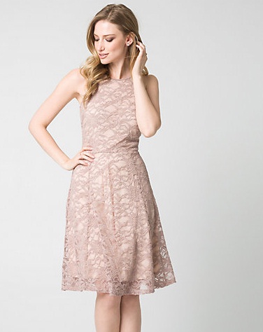 Get Anna Kendrick’s Ladylike Pink Lace Dress From “Table 19” | FASHION