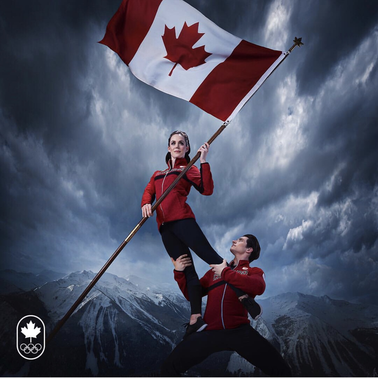 Англо канадцы. Эмеранс Машмейер Канада. Канада леваки. Канадец с флагом. Девушка с флагом Канады.